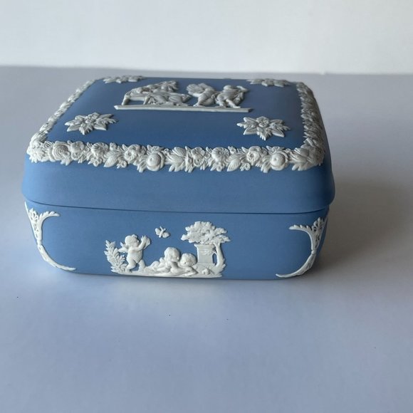 Wedgwood Jasperware Blue Square Lidded Trinket Box Cherub Cupid England - Picture 3 of 13